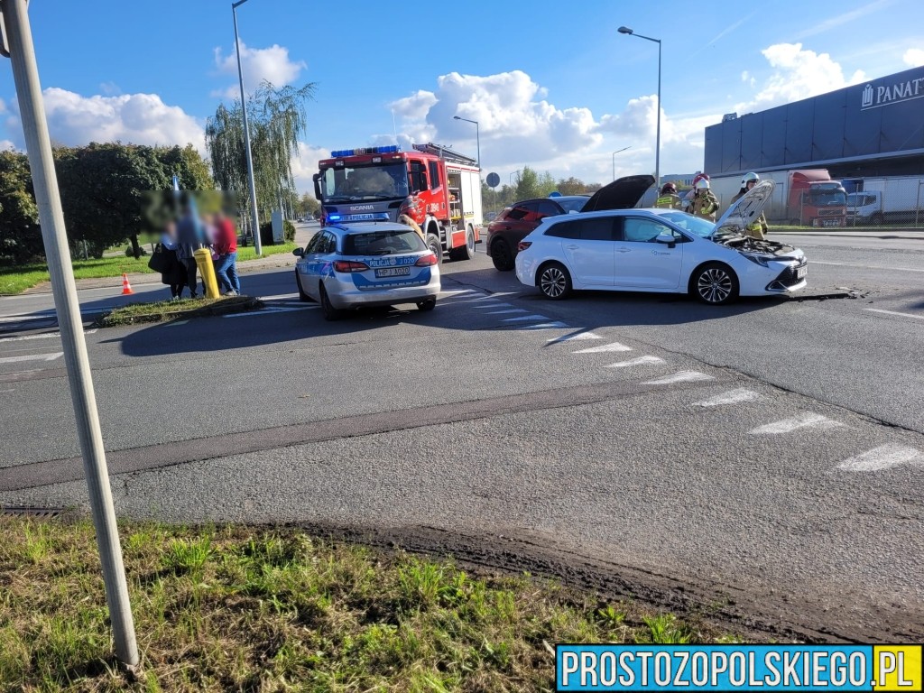 Wypadek na ul. Partyzanckiej w Opolu – zderzenie audi i toyoty. Jedna osoba pod opieką ratowników