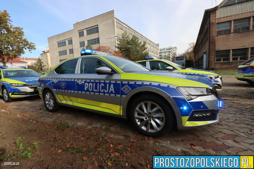 Policjanci z Nysy pracują na miejscu porannego zdarzenia, do którego doszło w rejonie Szkoły Podstawowej we Włodarach w powiecie nyskim