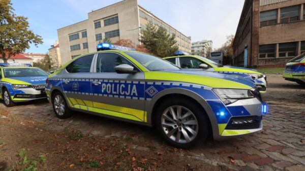 Policjanci z Nysy pracują na miejscu porannego zdarzenia, do którego doszło w rejonie Szkoły Podstawowej we Włodarach w powiecie nyskim