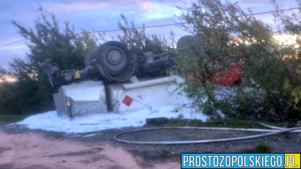 Cysterna z olejem napędowym wpadła do rowu i przewróciła się na dach. Kierowca zabrany do szpitala