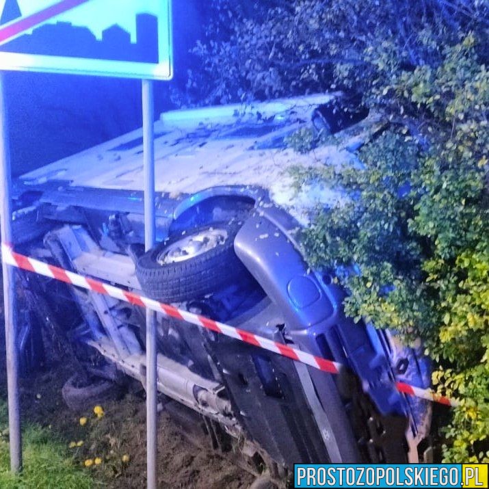 Sarnów: kamper wpadł do rowu na DK11. Kierowca miał dużo szczęścia