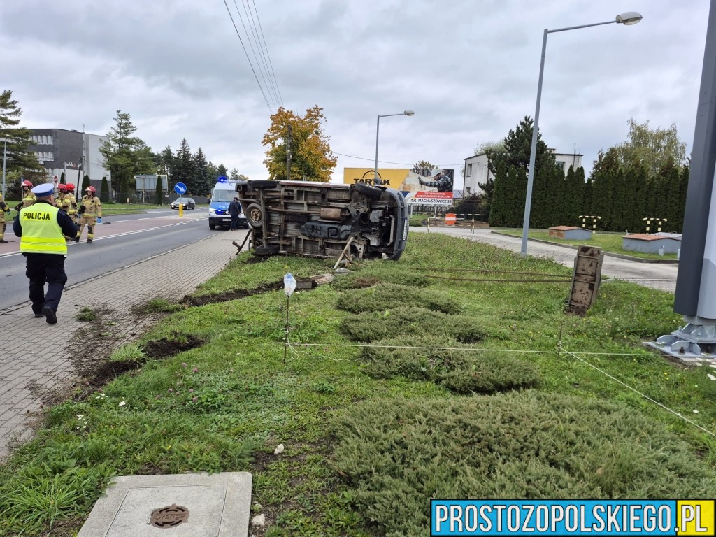 zderzenie 2 samochodów w niemodlinie, niemodlin opolska wypadek ,wypadek przy orlenie niemodlin, niemodzin bus wypadek, 