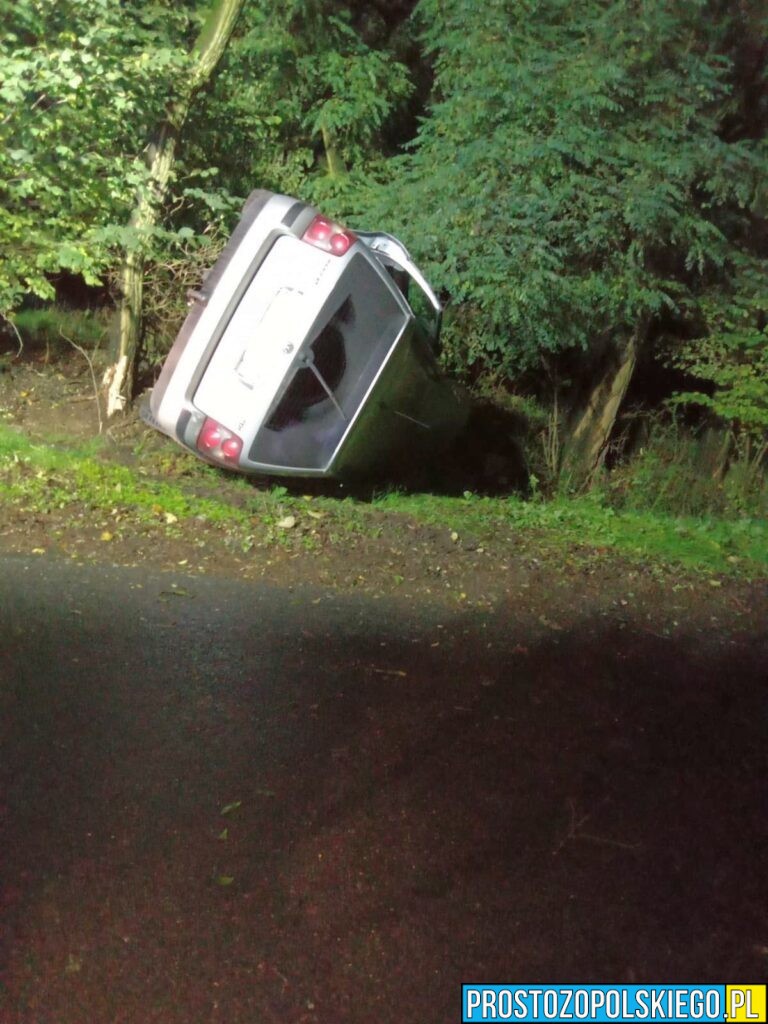  Góra Świętej Anny – Zdzieszowice, wypadek, samochód uderzył w drzewo, wypadek zdzieszowice, wypadek góra świętej anny,
