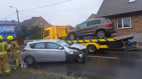 Zderzenie czołowe toyoty i volkswagena w Ganach. Jedna osoba trafiła do szpitala [FOTO]