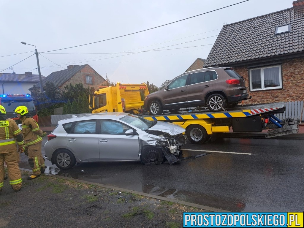 Zderzenie czołowe toyoty i volkswagena w Ganach. Jedna osoba trafiła do szpitala [FOTO]