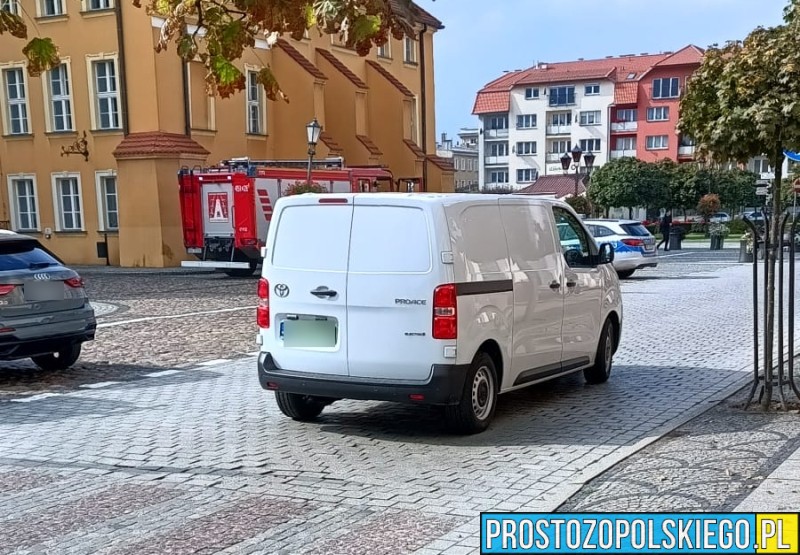 Namysłów: Potrącenie kobiety w ciąży na Rynkupotrąceie kobiety w namysłowie,potrącenie kobiety w ciąży, potrącenie na pasach, potrącenie na pasach wideo, potrącenie ciężarnej na pasach, 