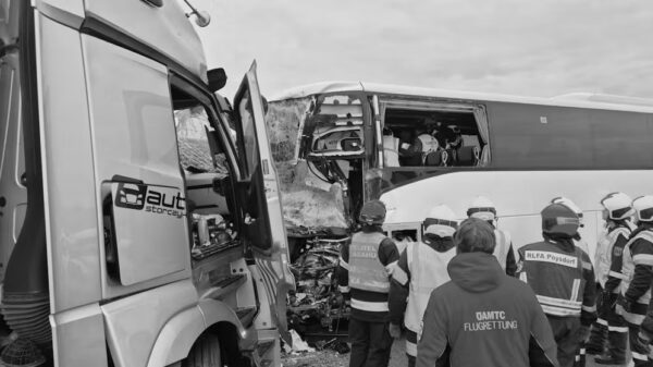 Tragiczny wypadek polskiego autokaru w Austrii na autostradzie A5 – jedna osoba nie żyje, wielu rannych