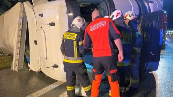 Wypadek tira na autostradzie A4 na 227 km kierunek Wrocław. Kierowca trafił do szpitala