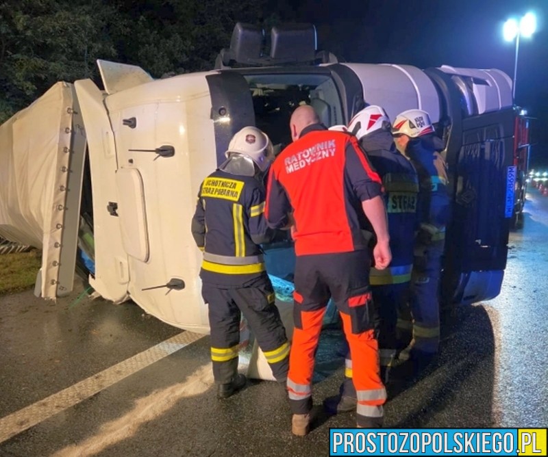 Wypadek tira na autostradzie A4 na 227 km kierunek Wrocław. Kierowca trafił do szpitala