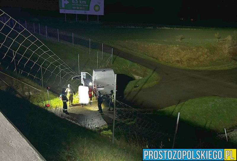 Wypadek busa na autostradzie A4 w rejonie Góry Św. Anny. Kierowca trafił do szpitala