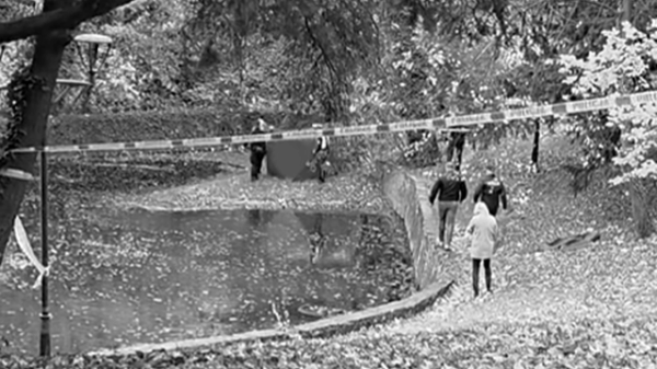 Brzeg: tragiczne odkrycie w parku nad fosą – nie żyje 49-letni mężczyzna