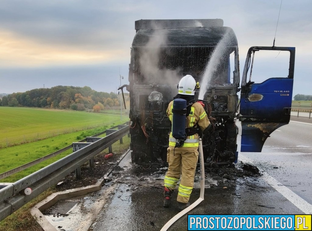 Pożar ciężarówki na autostradzie A4 w rejonie Krapkowic. Kierowca w porę uciekł z płonącej kabiny