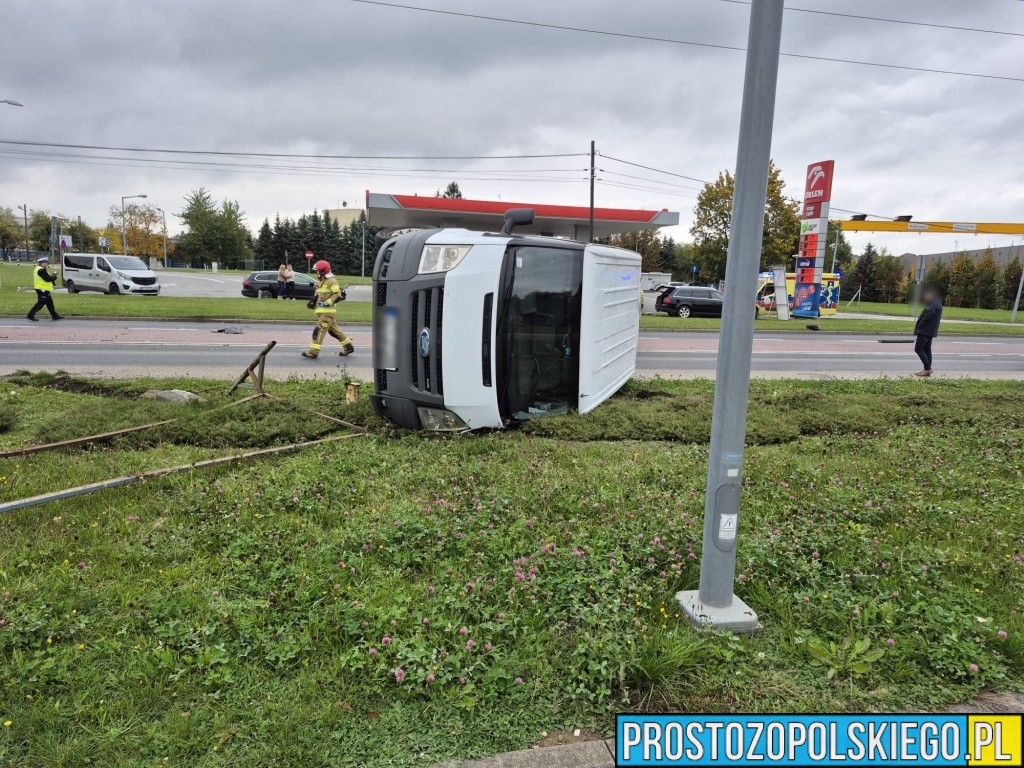 zderzenie 2 samochodów w niemodlinie, niemodlin opolska wypadek ,wypadek przy orlenie niemodlin, niemodzin bus wypadek, 