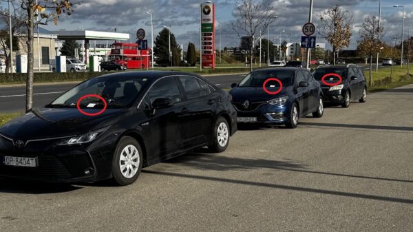 Mistrzowie parkowania przy cmentarzu w Opolu. Mandaty od Straży Miejskiej na ul. Wrocławskiej