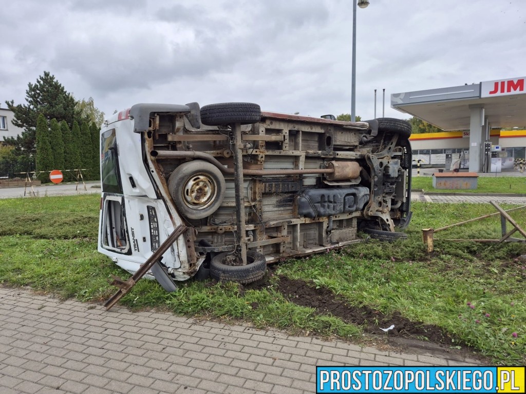 zderzenie 2 samochodów w niemodlinie, niemodlin opolska wypadek ,wypadek przy orlenie niemodlin, niemodzin bus wypadek, 