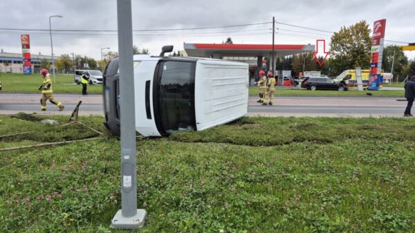 zderzenie 2 samochodów w niemodlinie, niemodlin opolska wypadek ,wypadek przy orlenie niemodlin, niemodzin bus wypadek,
