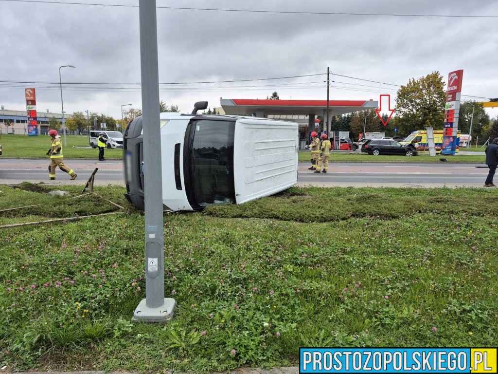 zderzenie 2 samochodów w niemodlinie, niemodlin opolska wypadek ,wypadek przy orlenie niemodlin, niemodzin bus wypadek, 