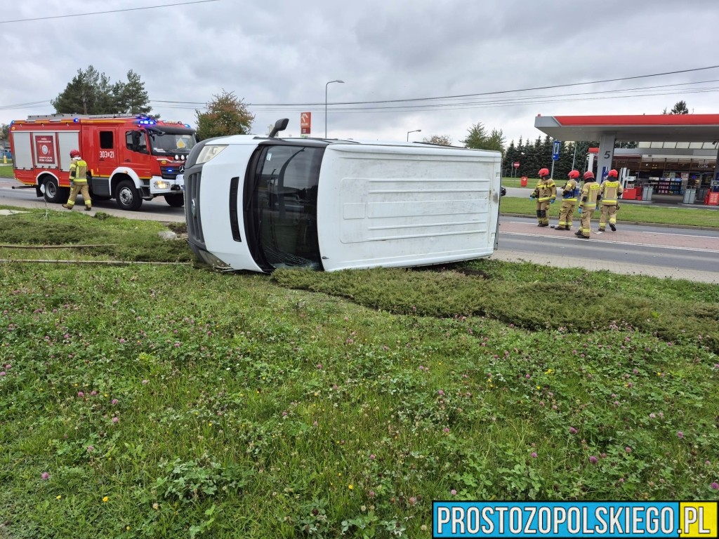 zderzenie 2 samochodów w niemodlinie, niemodlin opolska wypadek ,wypadek przy orlenie niemodlin, niemodzin bus wypadek, 