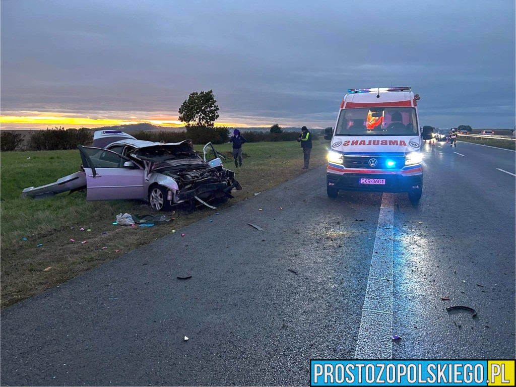 Dachowanie samochodu osobowego na autostradzie A4. Jedna osoba rannawypadek na autostradzie, dachowanie na autostradzie, wypadek na a4, a4 zablokowana,