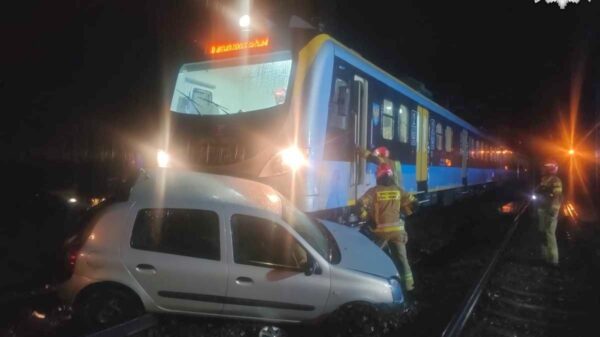 Warmątowice: kobieta pomyliła tory z drogą. Pociąg uderzył w samochód Renault