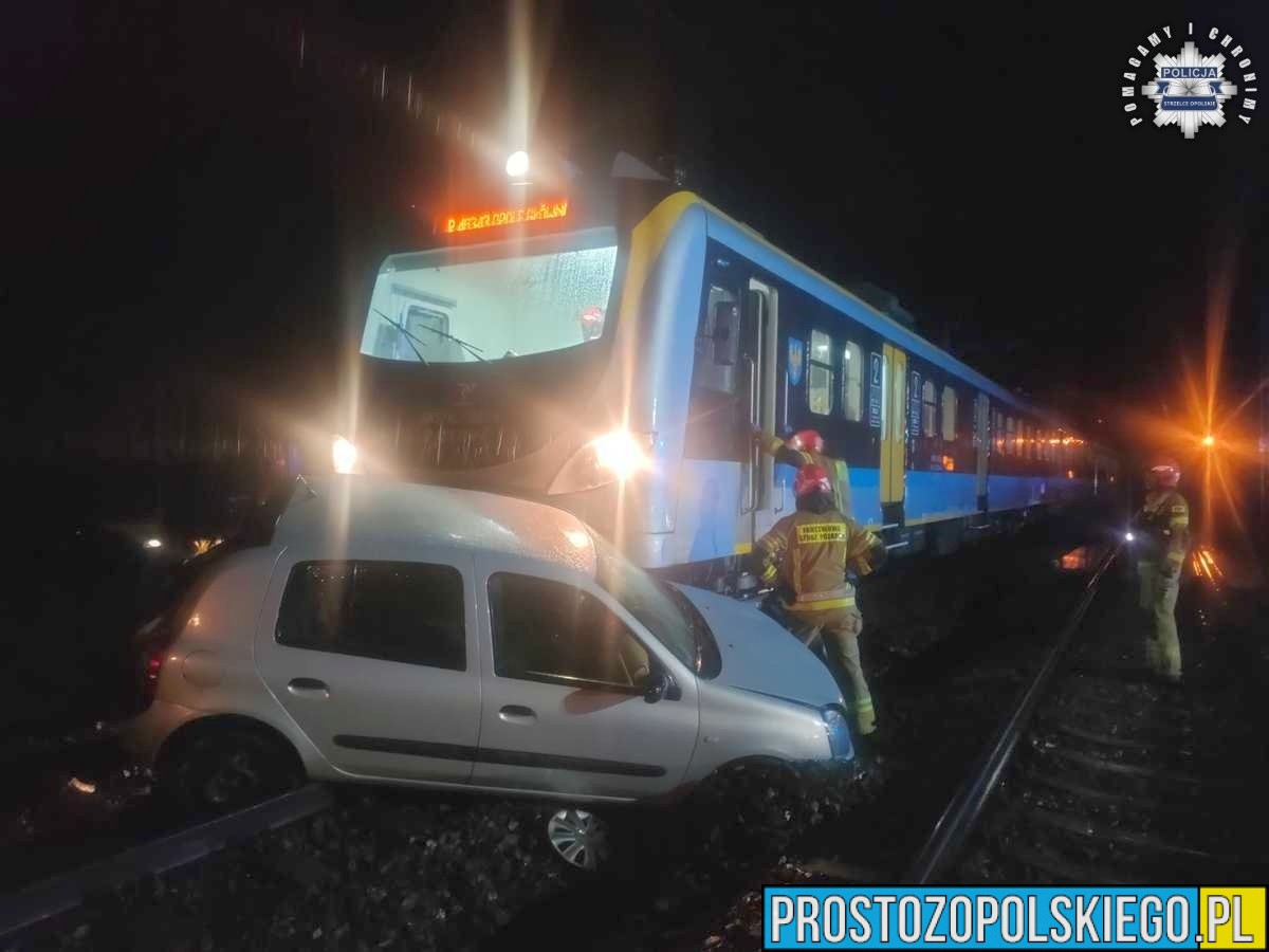 Warmątowice: kobieta pomyliła tory z drogą. Pociąg uderzył w samochód Renault