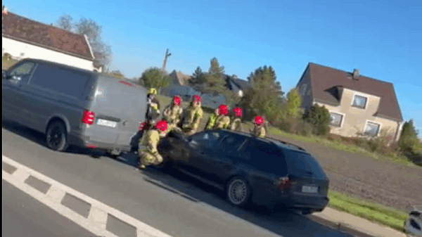 Wypadek w Zawadzie na trasie Opole–Kluczbork. Zderzenie busa z samochodem osobowym