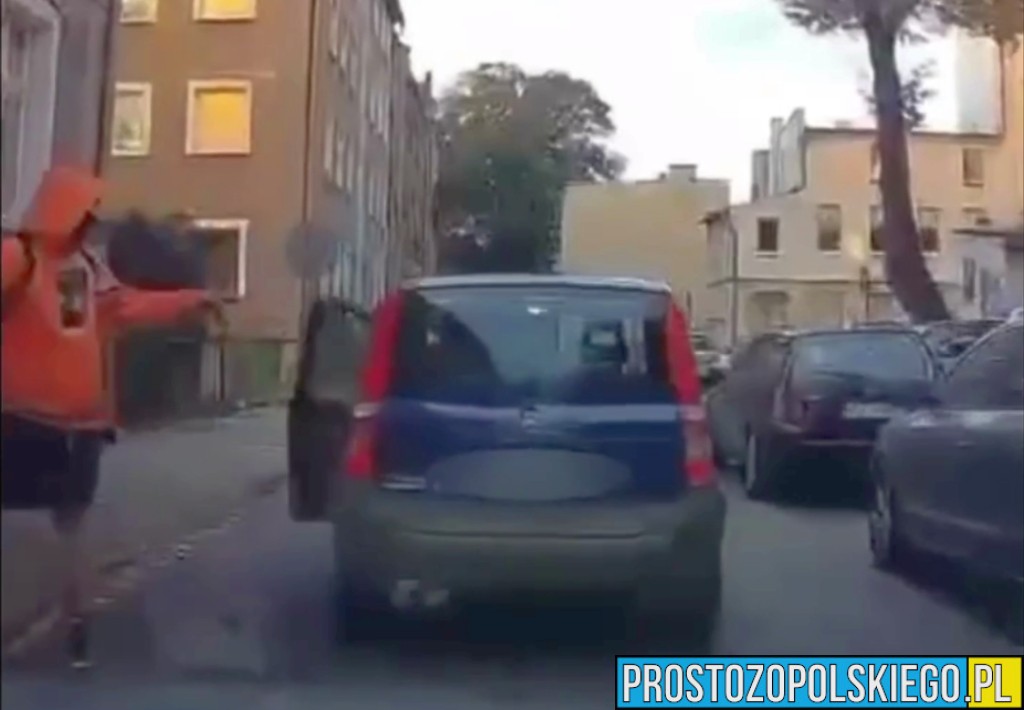 Zamaskowany 20-latek wskoczył na maskę fiata w Kluczborku. Zatrzymali go policjanci