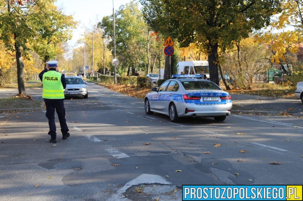 Zmiana organizacji ruchu przy cmentarzu na Półwsi w Opolu. Policja będzie kierować ruchem