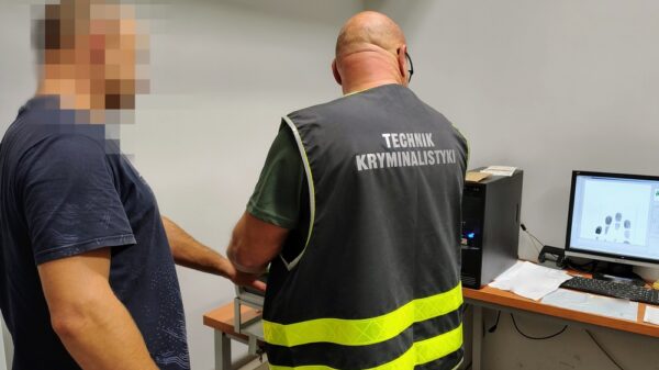 Groźby, ogień i policyjny pościg – 37-latek z Brzegu zatrzymany za podpalenie auta