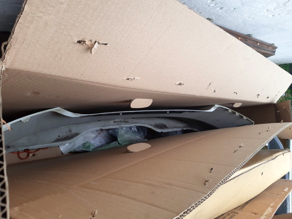 podrzucanie śmieci, nielegalne podrzucanie śmieci, nocni śmieciarze, kurier, kurier dpd, auto dpd ze śmieciami, 