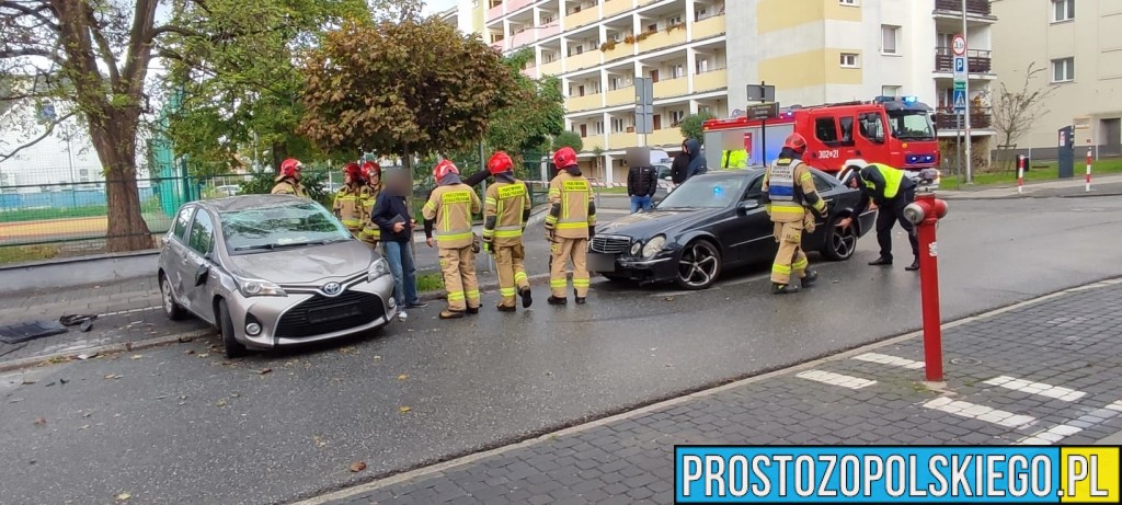wypadek na waryńskiego, wypadek przy solarisie, wypadek w opolu, dachowanie w centrum, auto dachowało w centrum, 