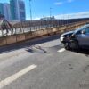 Wypadek na ulicy Nysy Łużyckiej w Opolu. Samochód uderzył w barierki na estakadzie