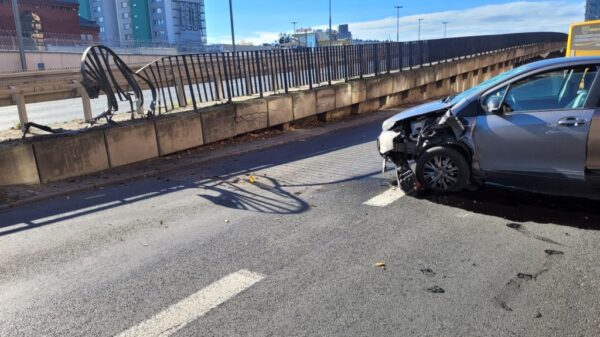 Wypadek na ulicy Nysy Łużyckiej w Opolu. Samochód uderzył w barierki na estakadzie