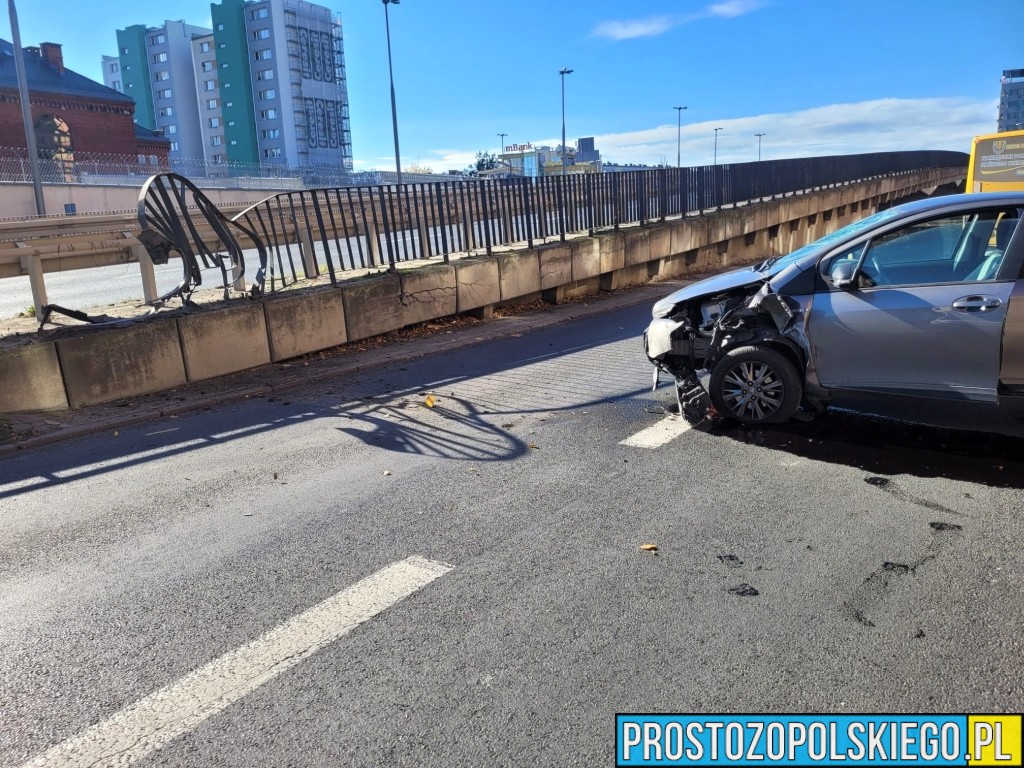 Wypadek na ulicy Nysy Łużyckiej w Opolu. Samochód uderzył w barierki na estakadzie