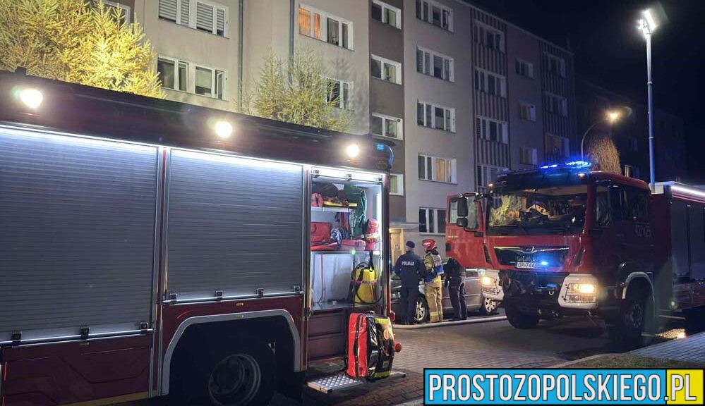 Pożar mieszkania na osiedlu Piastów w Kędzierzynie-Koźlu. Jedna osoba podtruła się dymem