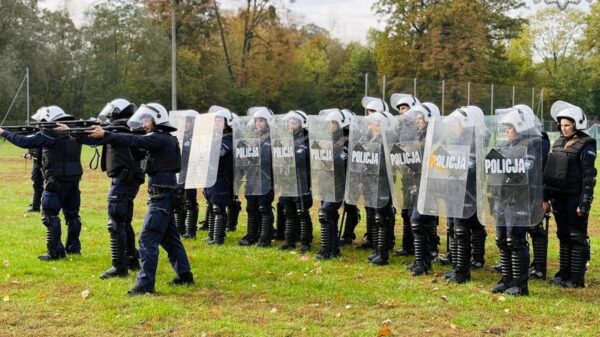 Ćwiczenia Nieetatowego Oddziału Prewencji Policji na stadionie w Sławięcicach