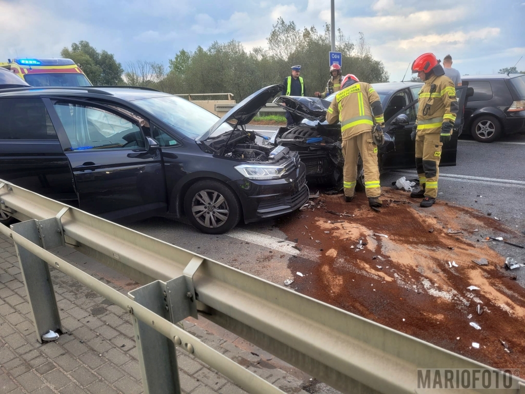 Wypadek na obwodnicy Opola. Zderzenie trzech aut osobowych, dwie osoby ranne – w tym jedna niepełnosprawna
