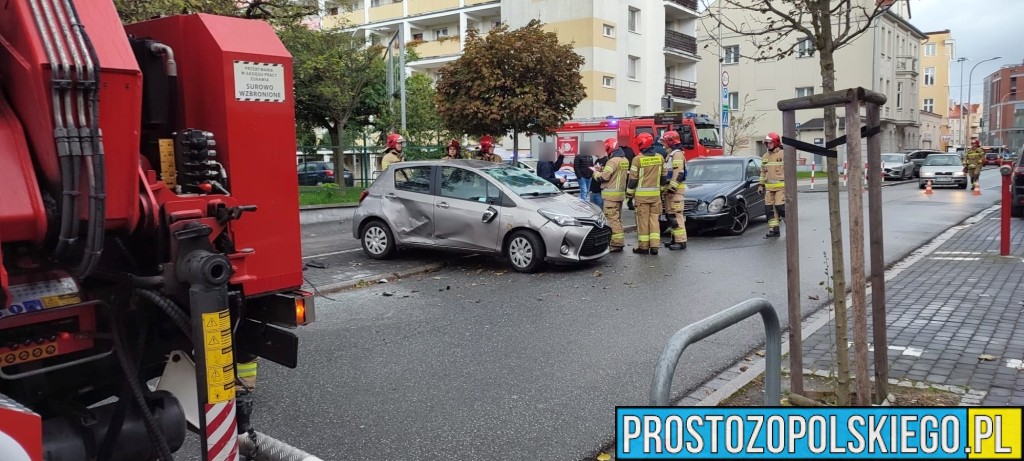wypadek na waryńskiego, wypadek przy solarisie, wypadek w opolu, dachowanie w centrum, auto dachowało w centrum, 