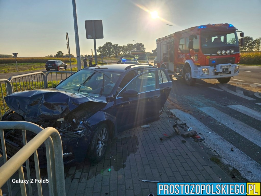 Wypadek na DK45 w Jełowej. Zderzenie dwóch samochodów osobowych. Jedna osoba została ranna
