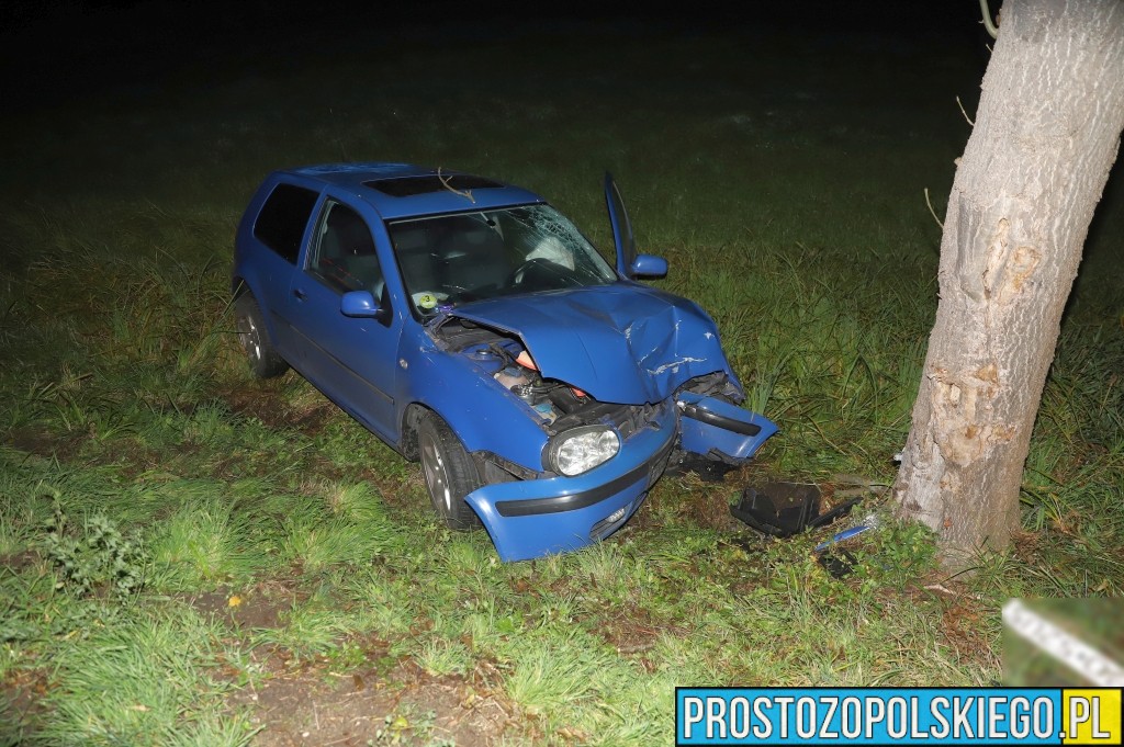 Wypadek w Popielowie – kierowca Volkswagena Golfa uderzył w drzewo