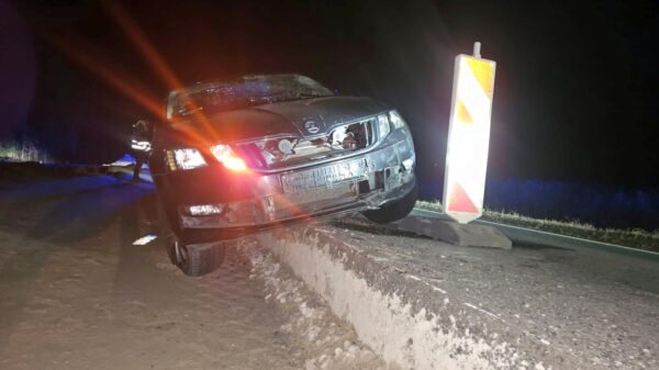 47-latek z 3 promilami zawisł Skodą na wykopie przy DK45 w Zawadzie