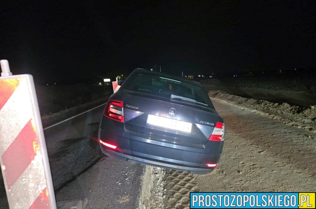 zawada wypadek, zawada auto w rowie, zawisł nad rowem, wypadek turawa,