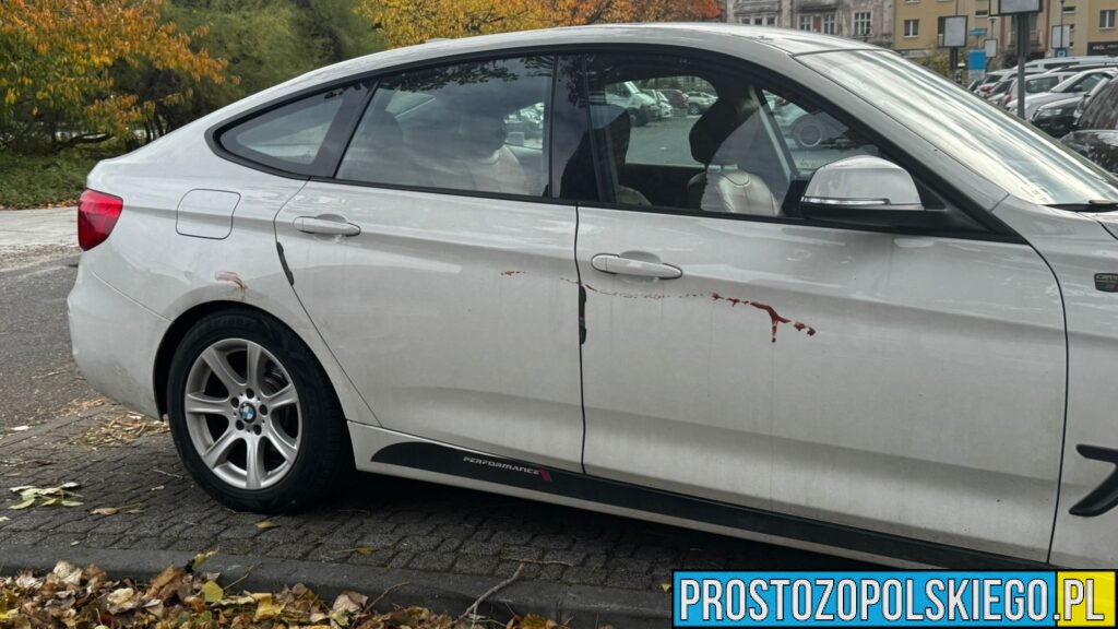 Nieprawidłowo zaparkowane BMW utrudniało przejście dla pieszych. Auto zostało oblane ketchupem