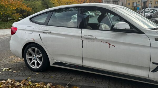 Nieprawidłowo zaparkowane BMW utrudniało przejście dla pieszych. Auto zostało oblane ketchupem