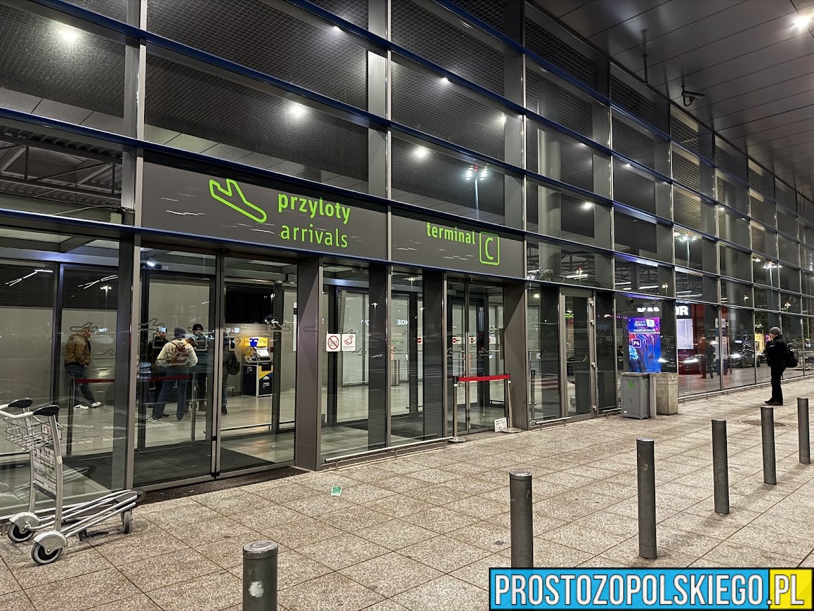 Interwencja Straży Granicznej wobec pasażerów niewpuszczonych na pokład samolotu do Chorwacji