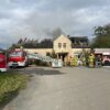 Pożar budynku mieszkalnego w Przewozie. Na miejscu kilkanaście zastępów straży pożarnej