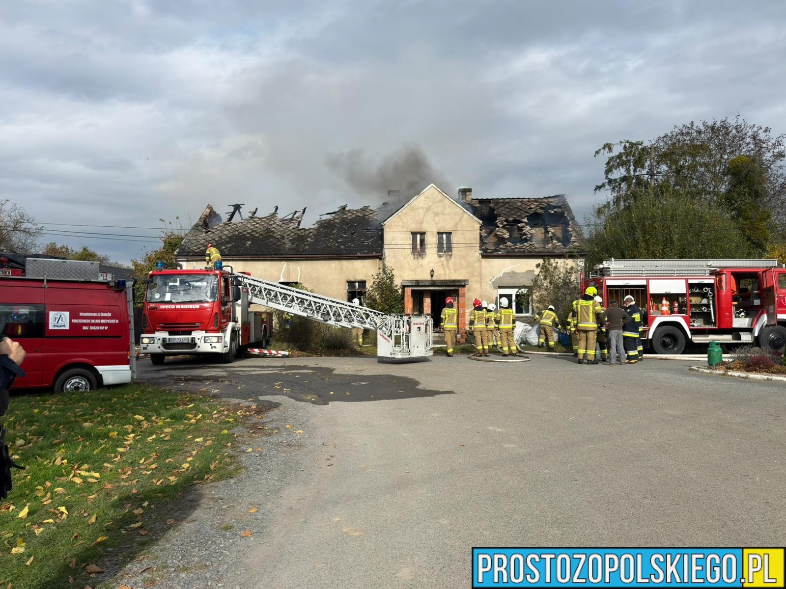 Pożar budynku mieszkalnego w Przewozie. Na miejscu kilkanaście zastępów straży pożarnej