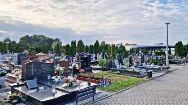 Zbliża się 1 listopada – na cmentarzach większy ruch
