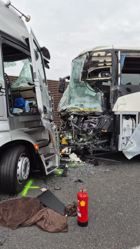 wypadek autokaru austria, aypadek autokaru, autokar wypadek,