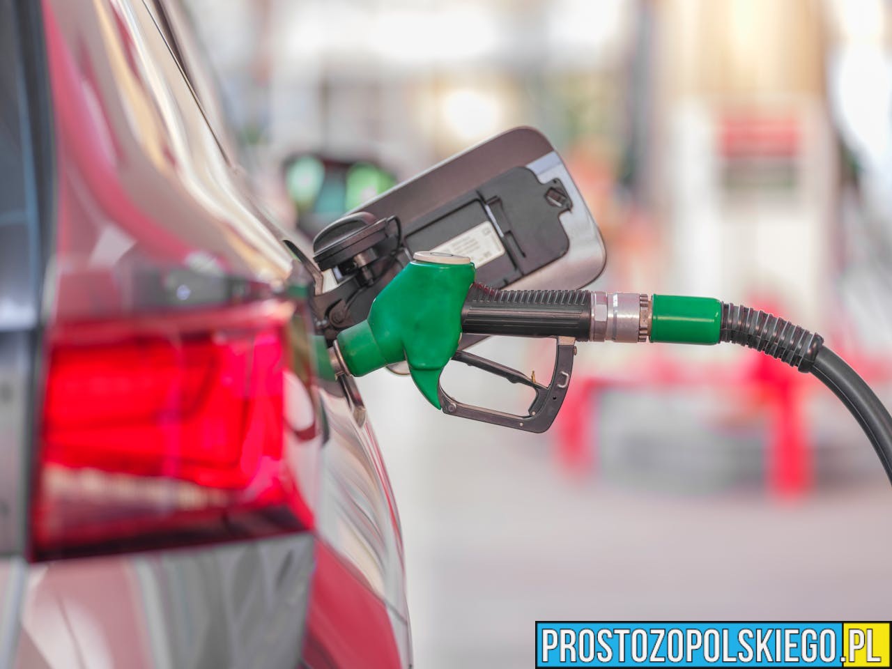 Karta paliwowa czy zwykła karta płatnicza – co lepiej sprawdza się w biznesie?